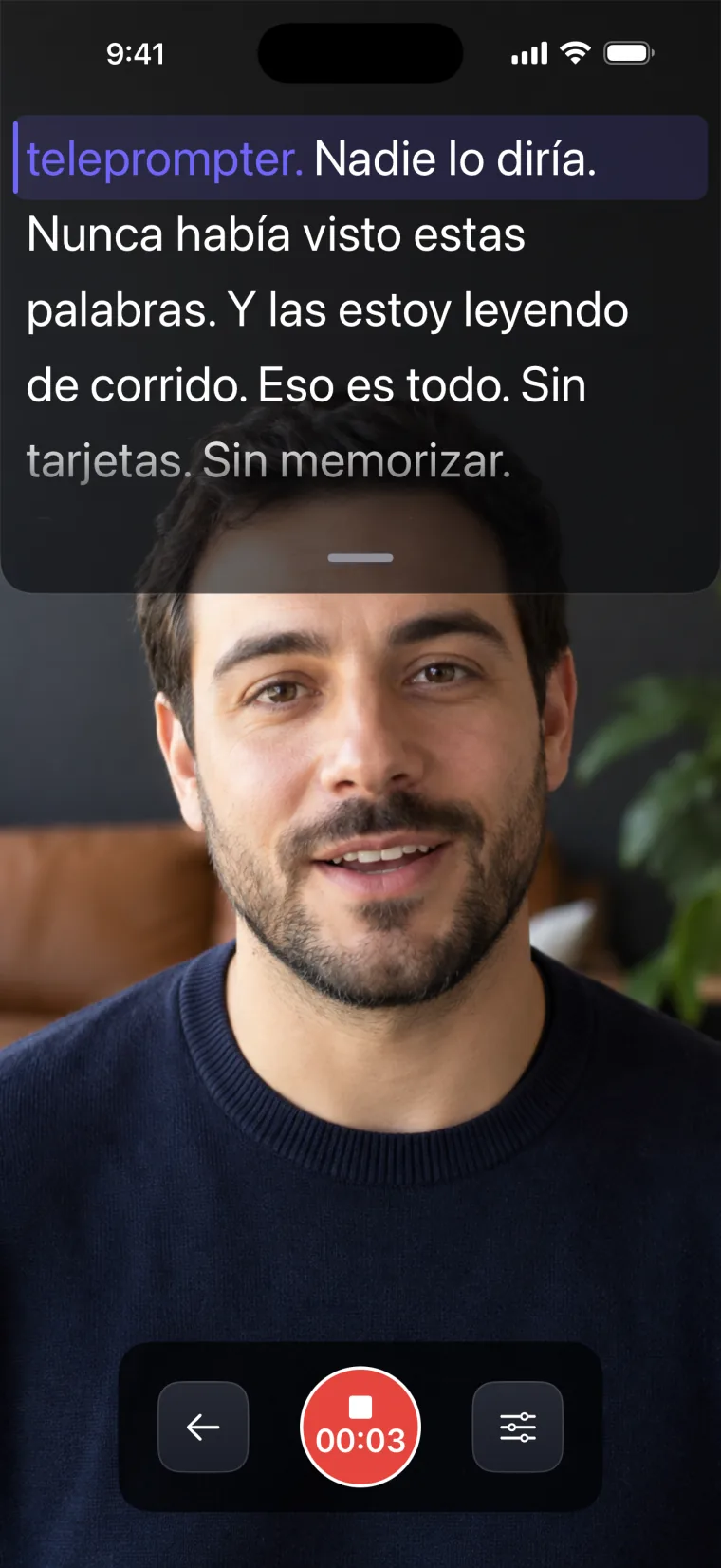 La pantalla de grabación. La cámara frontal está en el borde de arriba del teléfono y el guion queda justo debajo, sobre la cara del hombre.