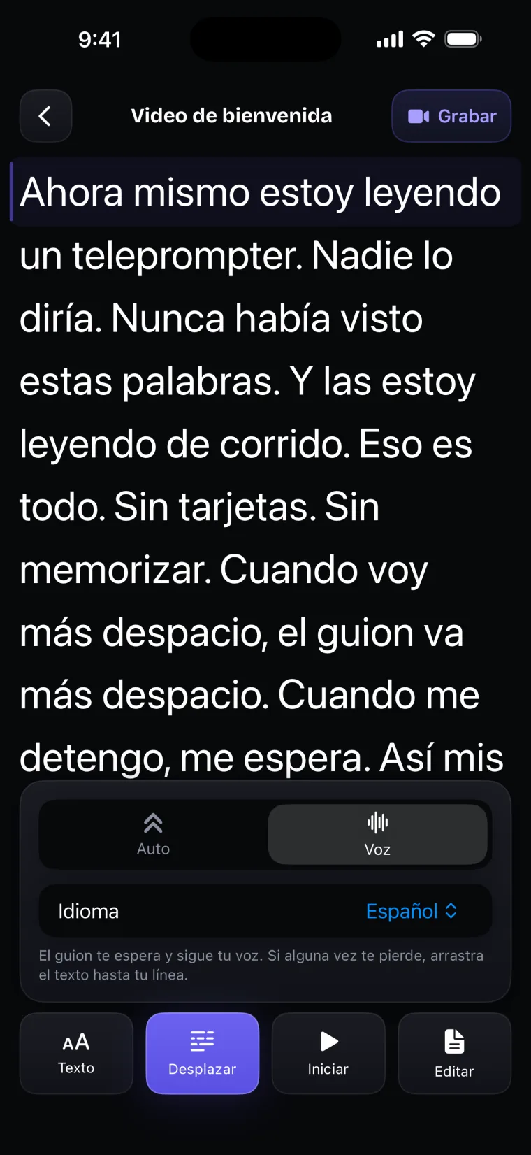El panel de desplazamiento del teleprompter en modo Voz, con el idioma que escucha la app.