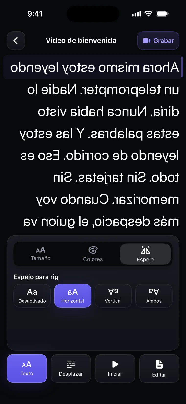 El panel Texto del teleprompter con la app en español, en la pestaña Espejo. En Espejo para rig está elegido Horizontal, entre Desactivado, Vertical y Ambos, y detrás se ve el guion invertido.