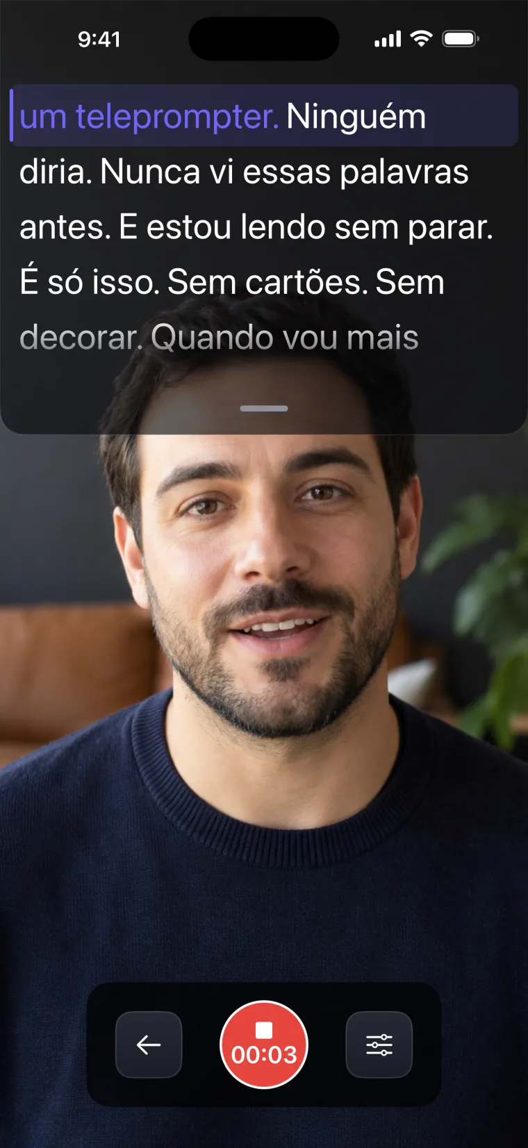 O app gravando um homem com a câmera frontal. O roteiro ocupa a parte de cima da tela, logo abaixo da câmera.