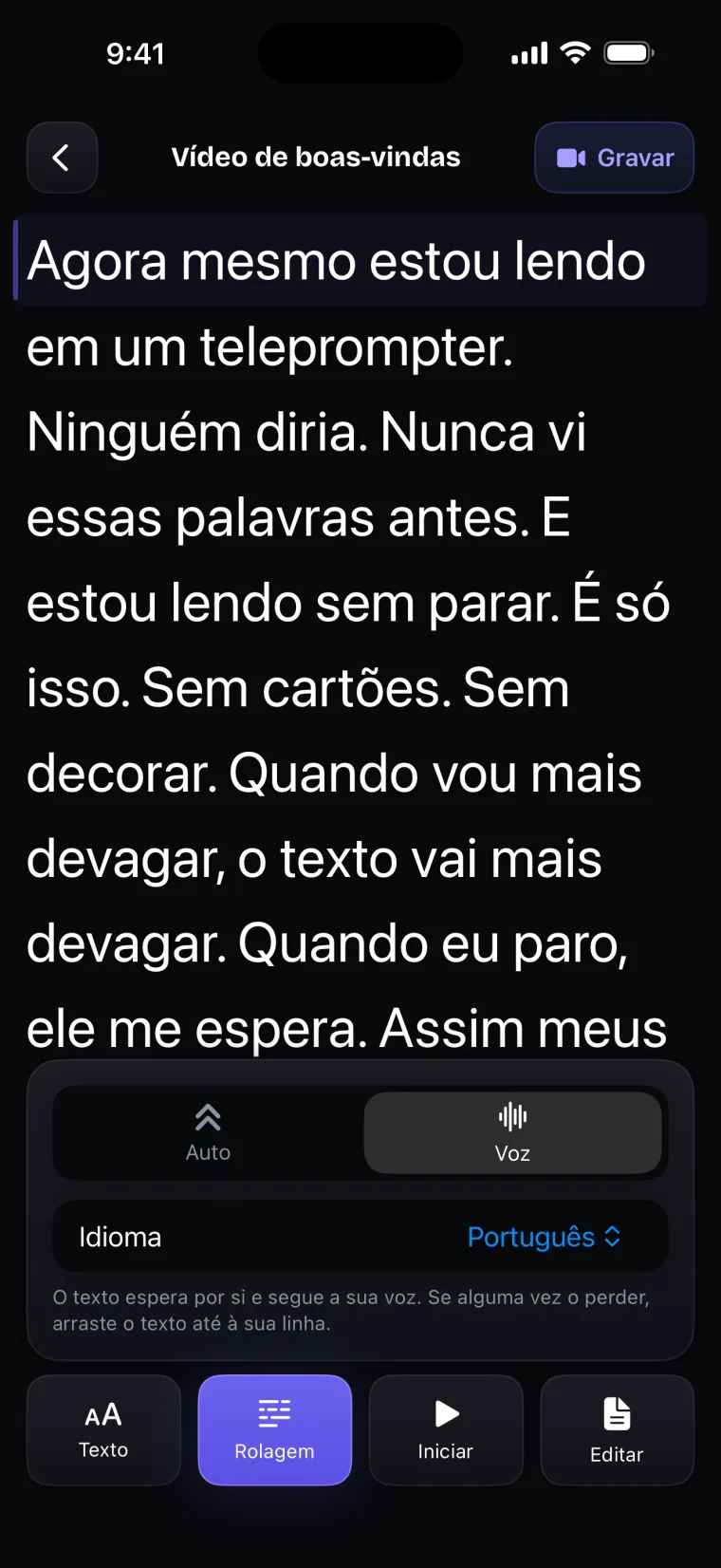 O painel de rolagem do teleprompter no modo Voz, com o idioma que o app escuta.