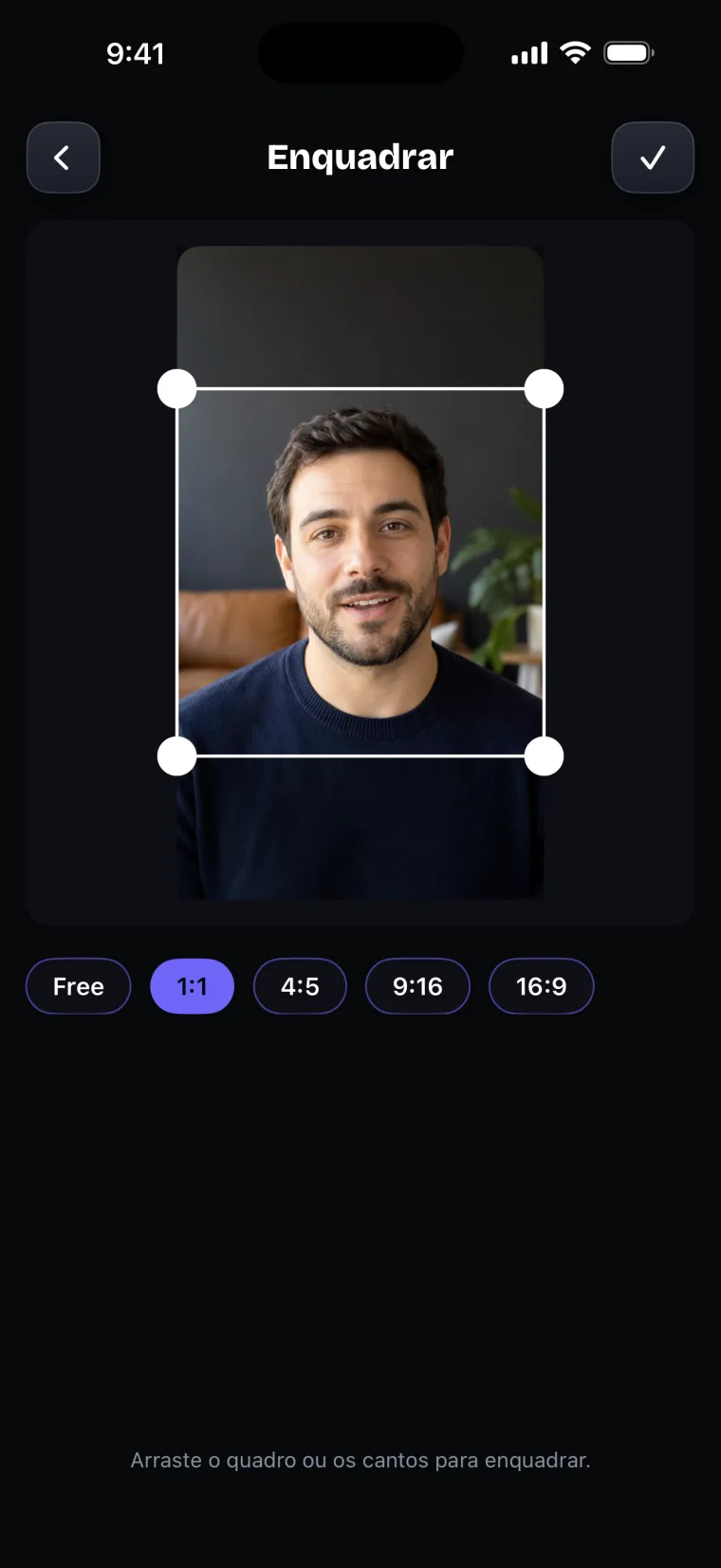 A ferramenta de enquadramento: uma moldura sobre o vídeo e os formatos Free, 1:1, 4:5, 9:16 e 16:9.
