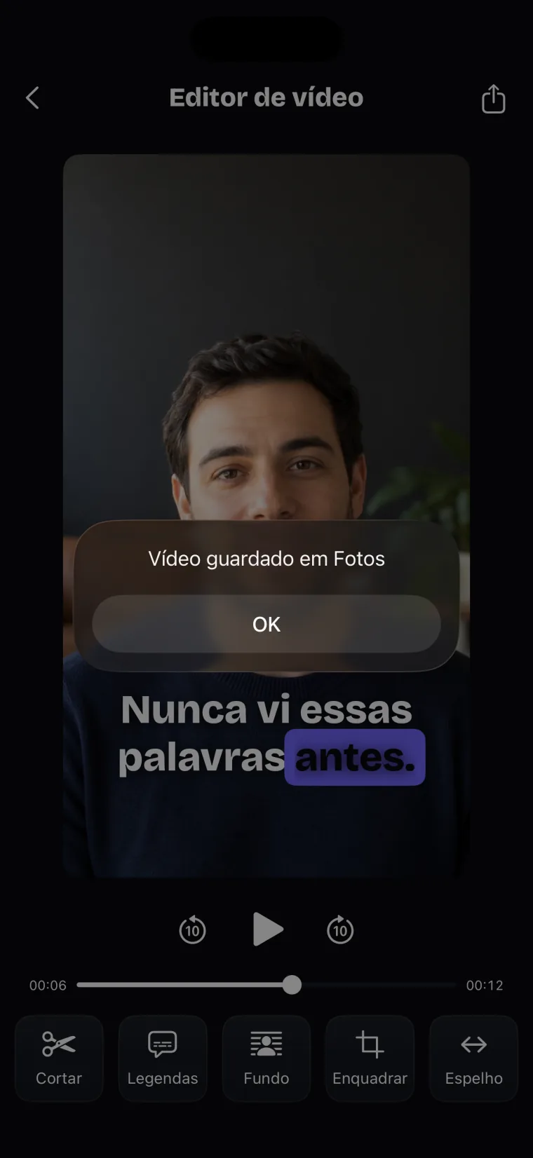 A mensagem de vídeo salvo no app Fotos sobre o editor de vídeo, com a legenda ainda visível no vídeo.