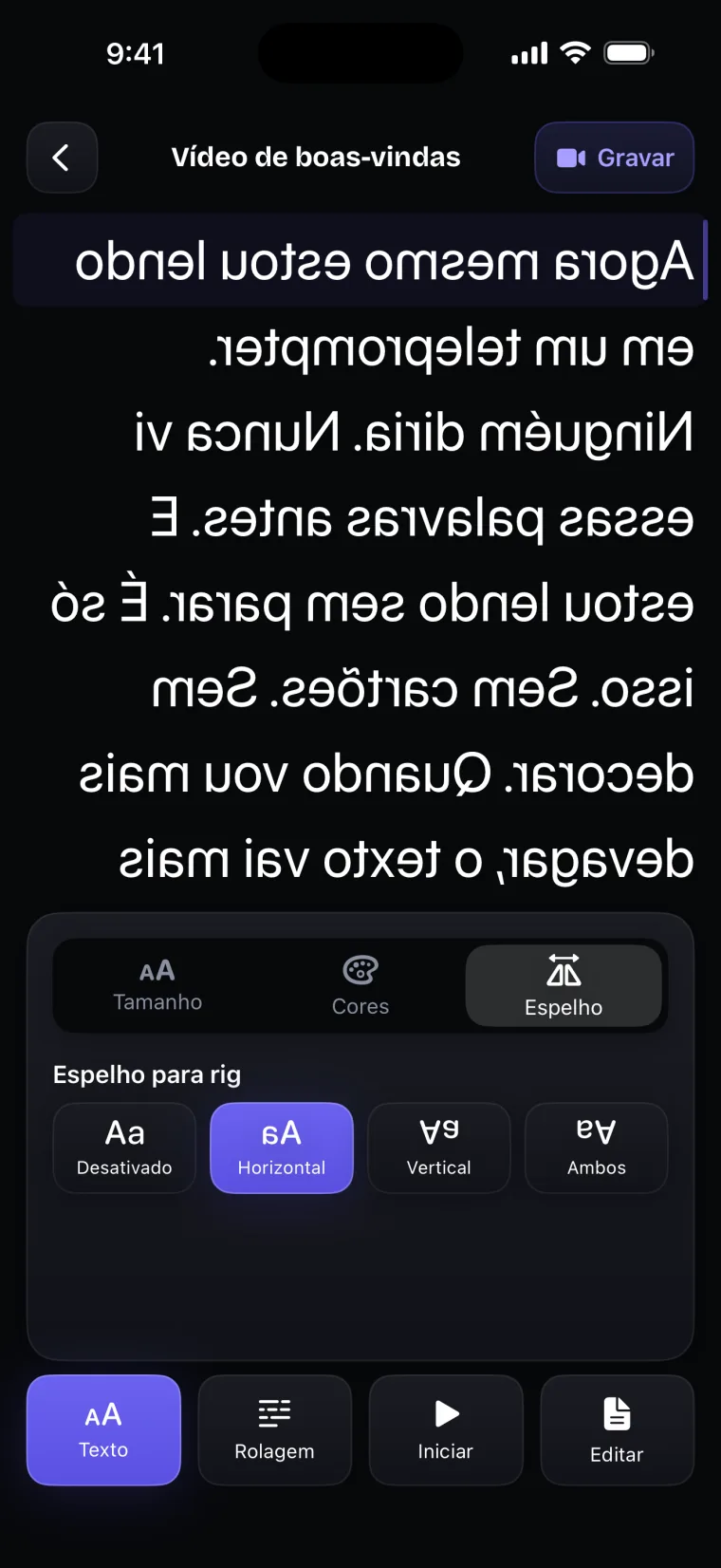 A tela do teleprompter com o roteiro invertido da esquerda para a direita e o painel Texto aberto na aba Espelho, com as opções Desativado, Horizontal, Vertical e Ambos.